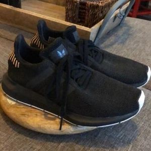 ADIDAS Swift Run Core Black & Carbon